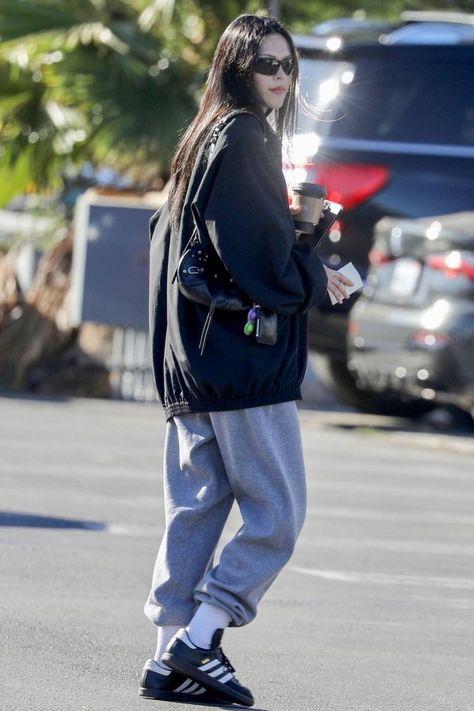 Sweatpants Outfit Winter, Amelia Hamlin, Adidas Samba Shoes, Samba Shoes, Samba Outfit, Mode Casual, Mode Vintage, Adidas Samba, Looks Style