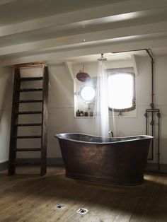 Love tub , shower Industrial Bathroom Design, Rustic Bath, Copper Tub, Industrial Bathroom, Bad Inspiration, Movie Set, Bathroom Plumbing, Basement Bathroom, Earthship