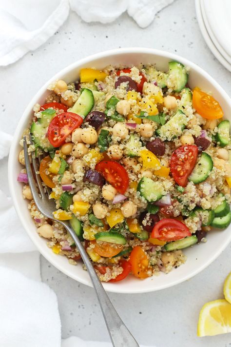 My Big Fat Greek Quinoa Salad recipe is packed fresh vegetables, fluffy quinoa & a lemony dressing--perfect for picnics, bbqs & more! The bright colors and bold flavors of this healthy quinoa salad make it the perfect meal prep lunch or summer side dish to all your grilled favorites. Try it with grilled chicken for more protein, or serve it as a vegetarian summer side dish! Recipe For Quinoa, Quinoa Bean Salad Recipes, Flavorful Quinoa Recipes, Salads With Quinoa, Greek Quinoa Bowl, Quinoa Salad Meal Prep, Yum Bowls, Quinoa Salad Recipes Cold, Mediterranean Quinoa Bowl