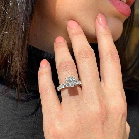 Diamond ring Pretty Jewelry Necklaces, Diamond Ring Princess Cut, Cute Engagement Rings, Future Engagement Rings, Buying An Engagement Ring, Best Engagement Rings, Wedding Rings Rose Gold, Dream Engagement Rings, Beautiful Engagement Rings