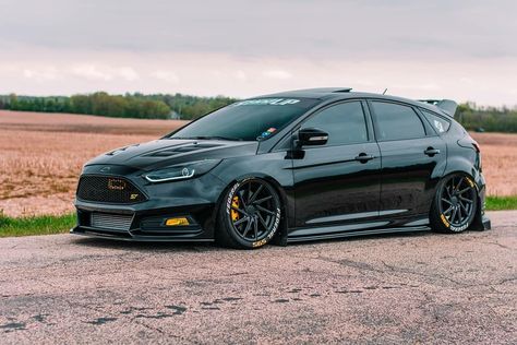 Ford Focus Hatchback, Ford Rs, Ford Fiesta St, Ford Focus Rs, Sports Car Wallpaper, Focus Rs, Ford Focus St, Vw Polo, Mustang Cars