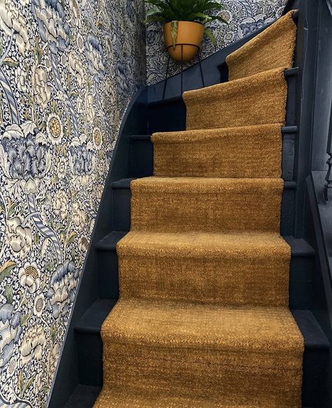 1930s Hallway Ideas, English Countryside Home, Victorian Hallway, Painted Staircases, Staircase Runner, Stairs Makeover, Hallway Inspiration, Hallway Designs, Hallway Design