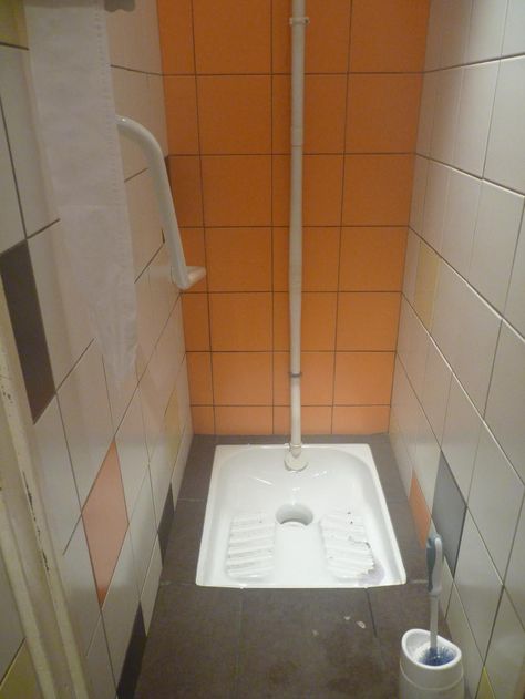 A Turkish “experience” in France http://pigletinportugal.com/2011/01/23/a-turkish-experience-in-france/ Please share your reactions to "Turkish Loos" Squatting Toilet, Squat Toilet, Toilet And Bathroom Design, Bathroom Toilets, Toilets, Interior Exterior, Bathroom Design, Bathrooms, Patio