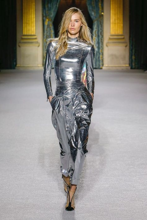 Balmain | Ready-to-Wear - Autumn 2018 | Look 1 Silver Outfit, Kim K Style, Shiny Dresses, Kardashian Kollection, Disco Dress, Moda Paris, Metal Clothing, Futuristic Fashion, Winter Trends