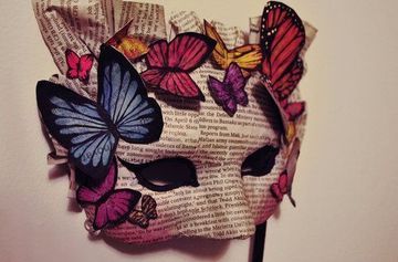 Hay una gran cantidad de diseños de mascaras de papel periodico, estas son una opción para crear disfraces o simplemente ser un elemento decorativo. Carnival Signs, Diy Carnival, Carnival Decorations, Mascaras Halloween, Carnival Food, Venetian Masks, Paper Mask, Masks Art, Carnival Masks