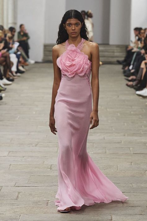 Pink Runway Outfits, Pink Wedding Dress Guest, Outfit Astethics, Pink Wedding Guest Dress, Pink Wedding Guest Dresses, Fashion Week Ss23, Pink Runway, Prettiest Dresses, Rosette Dress