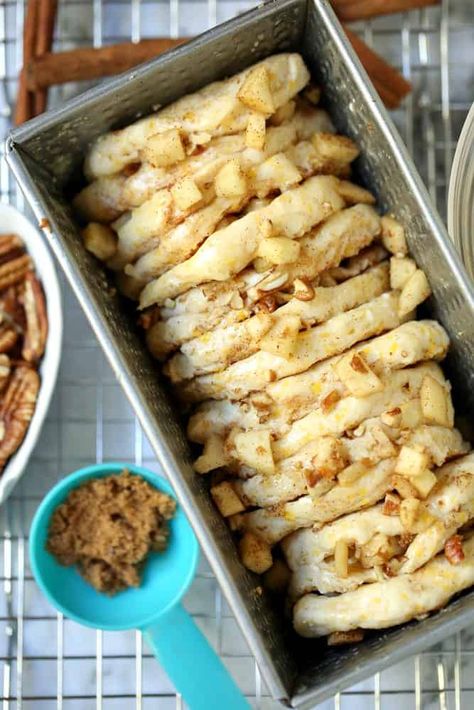 Cinnamon Apple Pull-Apart Bread - dessert #dessert Apples And Pillsbury Biscuits, Recipes With Biscuit Dough, Apple Pull Apart Bread, Grand Biscuit Recipes, Pillsbury Biscuit Recipes, Biscuit Dough Recipes, Apple Biscuits, Pull Aparts, Sourdough Rye