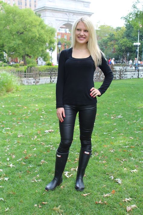 all black winter outfit http://styledamerican.com/rain-boots/ All Black Winter Outfit, Rubber Boots Fashion, Carol Kirkwood, Womens Rubber Boots, Hunter Outfit, Outdoor Girls, Park In New York, Washington Square Park, Latex Leggings