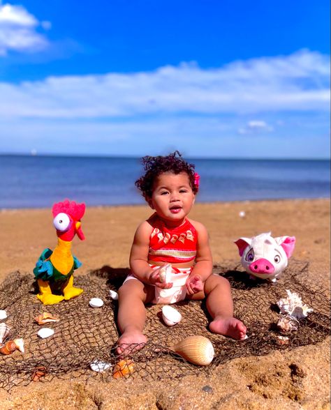 Baby Moana Photoshoot, Moana First Birthday Photoshoot, Moana Photoshoot Ideas, Baby Beach Photos, Elena Birthday Party, Moana Bebe, Baby Moana, Moana Theme, Toddler Photoshoot