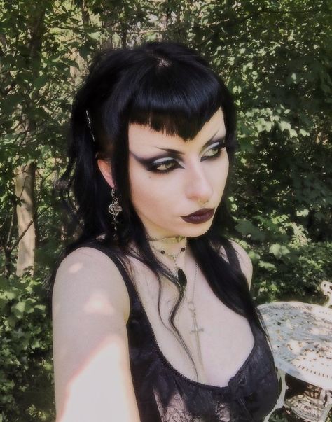 Summer Goth Makeup, Goth Brows, Goth Fairy Makeup, Simple Face Paint, Trad Goth Makeup, Face Paint Ideas, Punk Makeup, Alt Makeup, Goth Hair