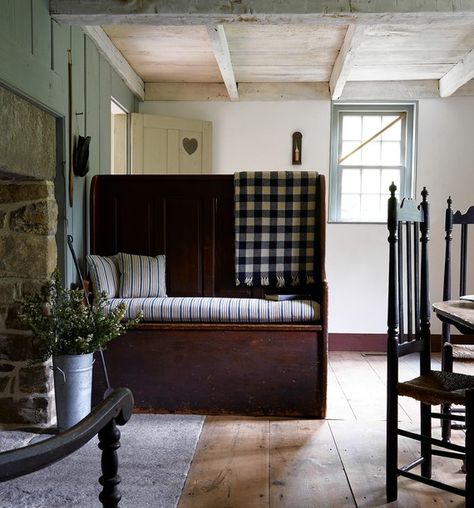 Restoring an 18th-Century Farmhouse as a Guesthouse Farmhouse Colonial, Colonial Interior, American Farmhouse, Primitive Homes, American Interior, Country Decorating, Prim Decor, Primitive Furniture, Colonial Decor