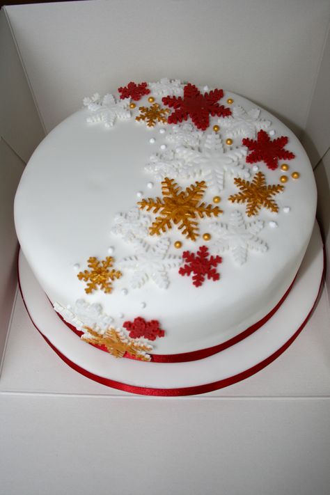 Snowflake Christmas Cake, Traditional Christmas Cake Decoration, Christmas Cake Designs Easy, Xmas Cake Designs, Royal Icing Christmas Cake, Round Christmas Cake Designs, Gold Christmas Cake, Simple Christmas Cake Designs, Easy Christmas Cake Designs