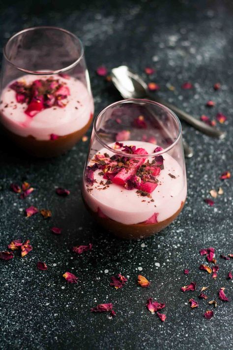 Rhubarb Rose Dark Chocolate Parfaits - an easy vegan dessert recipe featuring seasonal rhubarb, indulgent coconut cream and dark chocolate. Perfect for Valentine's Day! | eatloveeats.com Vegan Panna Cotta, Vegan Dessert Recipe, Chocolate Parfait, Roasted Rhubarb, Coconut Dessert, Easy Vegan Dessert, Rose Dark, Slow Cooker Desserts, Desserts Vegan