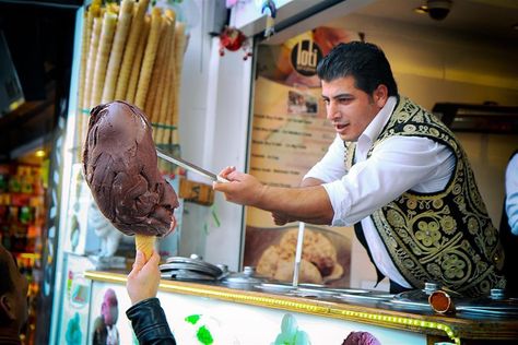 Salep dondurma - Turkish ice cream Photo: zing news Turkish Ice Cream, Pig Meat, Disguise A Turkey, Egg Puff, Egg Waffle, Street Foods, Ice Cream Photos, Mini Eggs, Ice Cream Maker