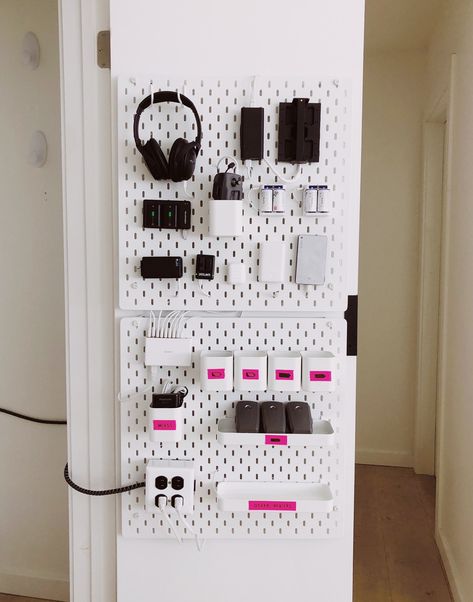 Homemade Couch, Charging Station Ideas, Ikea France, Pegboard Organization, Studio Organization, Home Office Setup, Office Setup, Room Setup, Desk Setup