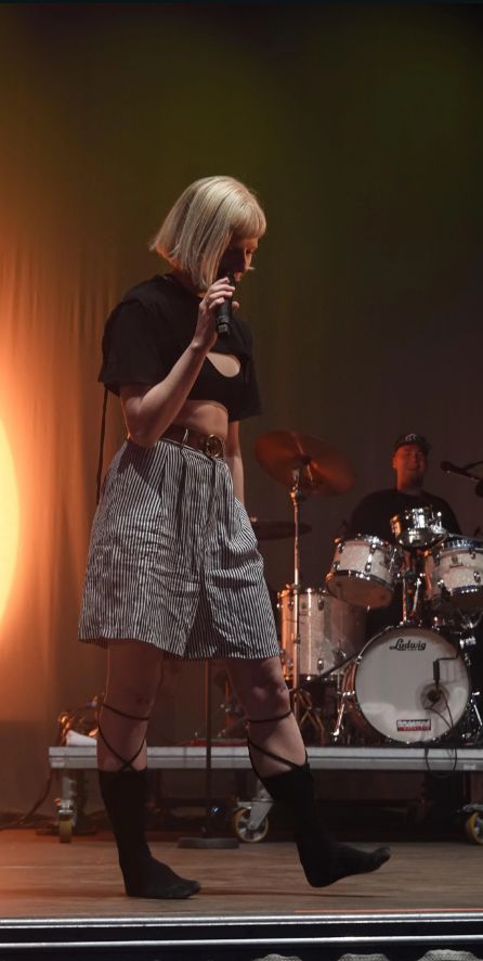 Aurora Style Outfit, Aurora Concert Outfit, Aurora Musician, Aurora Outfit Singer, Aurora Aksnes Outfit, Aurora Concert, Aurora Outfit, Aurora Aesthetic, Ethereal Style