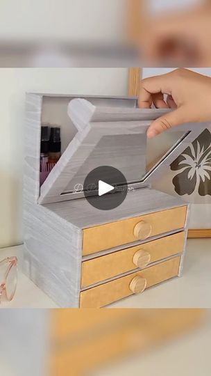 Cardboard Crafts Diy Organizer, Diy Makeup Organizer Cardboard, Diy Makeup Organizer, Cardboard Crafts Diy, Makeup Organization Diy, Diy Simple, Makeup Organizer, Cardboard Crafts, Diy Makeup