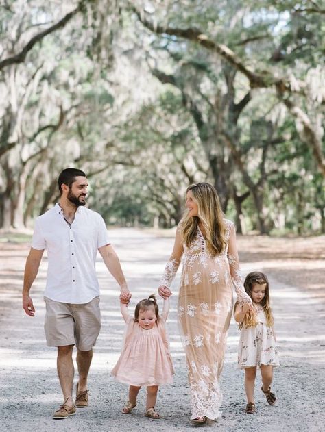 Family Of 4 Maternity Pictures, Spring Photoshoot Outfits, Spring Family Pictures, Family Maternity Pictures, Photoshoot Outfit Ideas, Maternity Photography Family, Summer Family Pictures, Family Photo Outfit, Maternity Photo Outfits