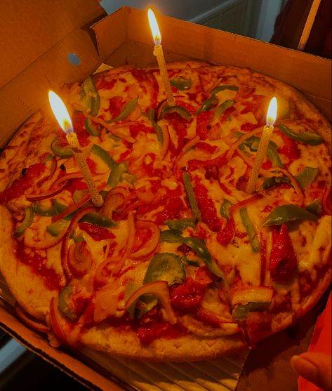 Pizza With Candles Birthday, Pizza Birthday Aesthetic, Aesthetic Birthday Food, Pizza Birthday Cake, Pizza Birthday, Pizza Aesthetic, Aesthetic Birthday, Birthday Party Decorations Diy, Birthday Food