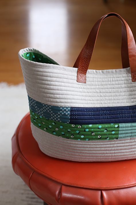 Market Bag pattern from Handmade Style by Anna Graham Diy Handbags, Kimono Remake, Sewing Purses, Japanese Embroidery, Patchwork Bags, Craft Bags, Eco Bag, Handmade Bag, Tote Bag Purse