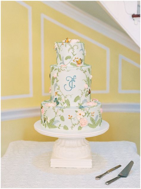 pastel floral Bridgerton inspired wedding cake on white cake stand for Charleston wedding | Springtime Lowndes Grove wedding inspiration photographed by Charleston SC wedding photographer Demi Mabry Photography. Sage And Blush Wedding, Wedding Cake Simple Buttercream, Modern Wedding Theme, Blush Wedding Cakes, Lowndes Grove Wedding, Charleston Sc Wedding, Stunning Wedding Venues, Floral Wedding Cake, Luxury Wedding Cake