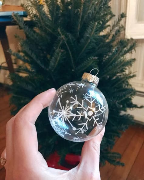 DIY Mid-Century Modern Christmas Tree Ornaments | Apartment Therapy Hand Painted Ornaments Glass Ball Easy, Painted Clear Ornaments, Clear Ornament Ideas, Painting Snowflakes, Ornament Painting, Clear Christmas Ornaments, Mid Century Modern Christmas, Easy Christmas Ornaments, Easy Diys