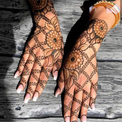 Bridesmaid Mehendi Designs, Bridesmaid Mehendi, Mehndi Designs Finger, Henna Hand Designs, Beautiful Simple Mehndi Design, Rajasthani Mehndi Designs, New Mehndi, Indian Mehndi Designs, Eid Mehndi Designs