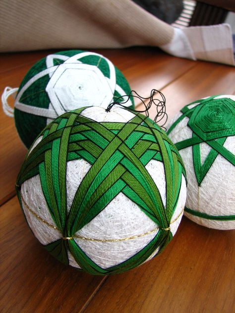 Temari Fan, Tamari Balls Pattern, Temari Balls Pattern, Temari Patterns, Quilted Ornaments, Crochet Wool, Fabric Christmas Ornaments, Fabric Ornaments, Folk Embroidery