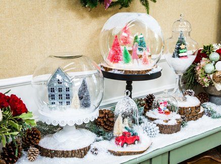 DIY SNOW GLOBE PARTY - Inspired by her trip to Hallmark’s Union Hill Studios, Maria Provenzano shows you how to make some adorable snow globes. Snow Globe Party, Snow Globe Display, December Birthday Party Ideas, December Birthday Party, Globe Display, December Birthday Parties, Diy Snow Globes, Diy Holiday Party, Snow Globe Crafts