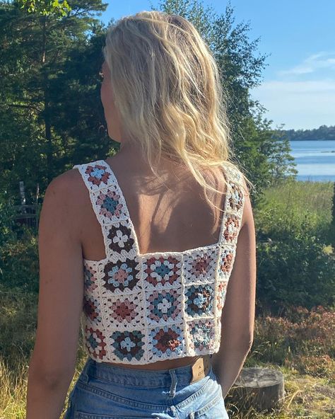 Summer Tops To Crochet, Tank Top Pattern Crochet, Crochet Square Tank Top, Crochet Top Pattern Granny Square, Crochet Top Granny Square Free Pattern, Spring Crochet Tops, Crochet Tops Free Patterns Granny Square, Crochet Tank Top Granny Square, Granny Square Crochet Top Pattern