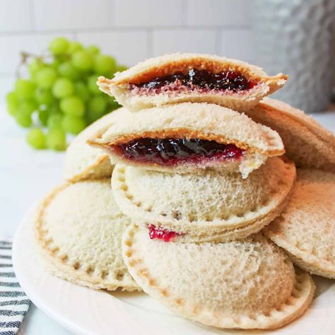 Prep today and eat tomorrow with these frozen peanut butter and jelly sandwiches. Make your favorite sandwich now and enjoy it later with these tips and tricks. Jelly Bread, Sugar Free Strawberry Jam, Frozen Peanut Butter, Peanut Butter Jelly Sandwich, Making Peanut Butter, Homemade Jelly, Peanut Butter Sandwich, Homemade Peanut Butter, Grape Jelly