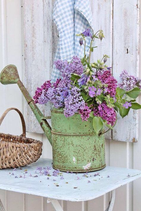 Shabby love!! Vibeke Design, Rustic Wedding Decorations, Have Inspiration, Flower Holder, Vintage Spring, Deco Floral, Rustic Country Wedding, Vintage Garden, Country Gardening