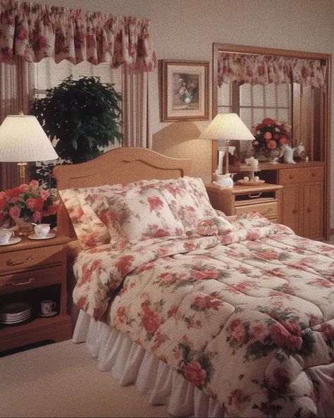 1990s Bedroom, 90s Bedroom Aesthetic, 90s Life, Retro Pink Kitchens, 90s Interior, 90s Bedroom, 90s Home Decor, Whimsical Cottagecore, 80s Bedroom