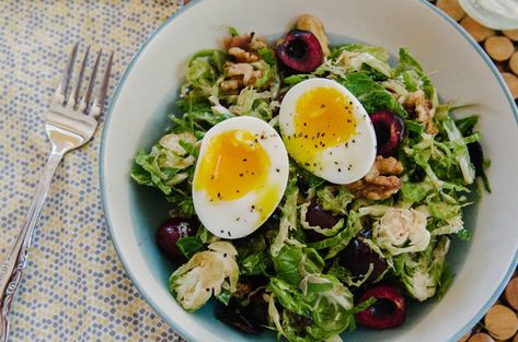 Lunch and Dinner Egg With Avocado, Salad With Walnuts, Healthy Late Night Snacks, Kitchy Kitchen, Brussels Sprout Salad, Healthy Bedtime Snacks, Organic Bread, Sprout Salad, Overnight Oat