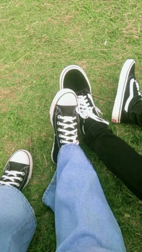 Couple Converse Aesthetic, Converse And Vans Couple, Star Aestethic, Couple Shoes Pictures, Aesthetic Converse, Vans Aesthetic, Converse Aesthetic, Custom Shoes Diy, Cute Couple Dp