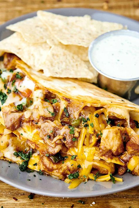 Chicken Quesadilla - with 2 Types of Cheese and Veggies! Chicken Thigh Quesadilla, Grilled Chicken Quesadilla, Fajita Quesadilla, Healthy Quesadilla, Creole Chicken, Cilantro Recipes, Chicken Quesadilla Recipe, Fiesta Chicken, Gourmet Grilling