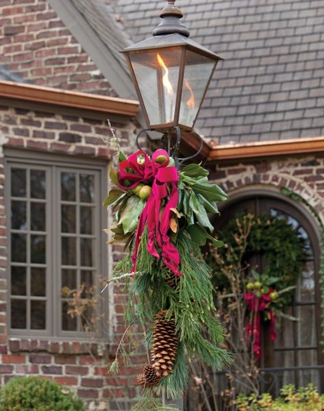 How to Decorate Your Exteriors for the Holidays Post Christmas Decor, Christmas Lamp Post, Victoria Magazine, Christmas Lamp, Christmas Swags, Christmas Porch, Noel Christmas, Décor Diy, Christmas Floral