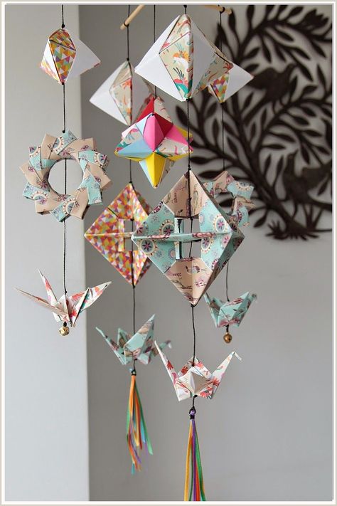 Learn how to turn paper into a beautiful and functional origami lamp. Deco Origami, Mobil Origami, Paper Crane Origami, Paper Crane Mobile, Origami Garland, Origami Japanese, Simple Origami, Origami Mobile, Origami Tutorial Easy