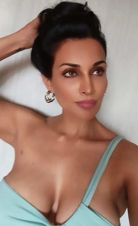 Flora Saini, Love Mood, Diy Room Decor Videos, Hanuman Pics, Download App, Bollywood Actress, Ootd, Actresses, India