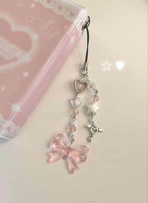 Cute Charms For Backpack, Pink Keychain Beads, Pink Bead Keychain, Pink Beaded Keychain, Pink Phone Charm Aesthetic, Cute Pink Keychain, Phone Keychain Ideas, Pink Keychain Aesthetic, Coquette Phone Charm