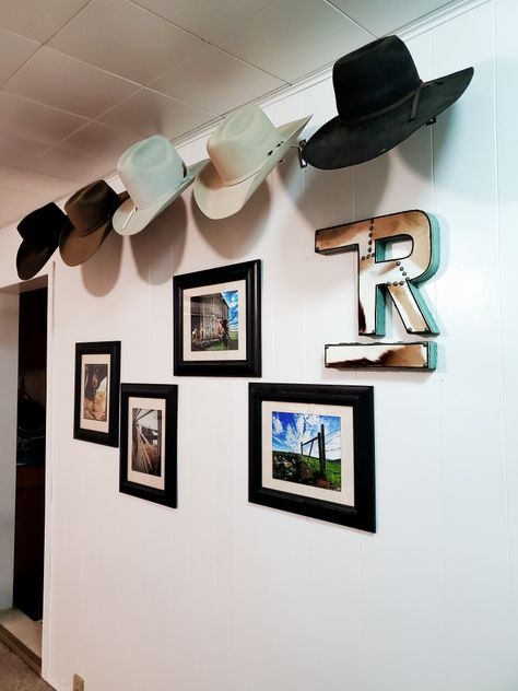 Cowboy Hat Hanging On Wall, How To Hang Cowboy Hats On Wall, Cowboy Hat Wall Display, Country Girl Bedroom Ideas, Country Girl Bedroom, Hay Wall, Western Apartment, Cowboy Hat Wall, Western Room Ideas