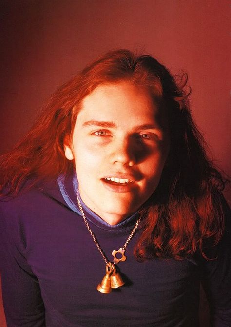 Early 90's Billy Corgan. Miss his hair. D'arcy Wretzky, Billy Corgan, Musica Rock, Smashing Pumpkins, Writers And Poets, Attractive People, Pretty Men, Music Stuff, Cutie Patootie