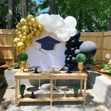 31 Trendy Graduation Party Ideas for Guys That Will Wow Your Guests Graduation Party Decor Simple, Graduation Pool Party Decorations, Mba Graduation Party, Graduation Party Ideas For Guys, Guys Graduation Party, Graduation Decoration Ideas, High School Decor, College Graduation Party Decorations, Graduation Cake Designs