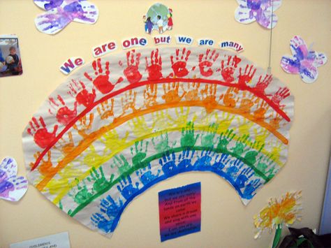 Children will see that every handprint is different. Handprint Rainbow, Rainbow Theme Classroom, Multicultural Crafts, Rainbow Lessons, Multicultural Activities, Preschool Graduation, Rainbow Theme, Handprint Art, Preschool Lessons