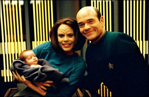 Roxann Dawson and Robert Picardo as B'Elanna Torres and The Doctor in Star Trek Voyager ❤ Star Trek Voyager Funny, Roxann Dawson, Robert Picardo, Star Trek Crew, Human Oddities, Julie Newmar, Star Trek Funny, Star Trek Tv, Star Trek Characters