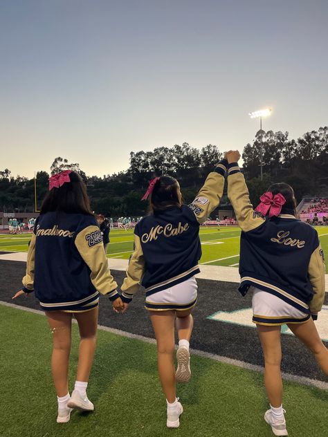 Cheer Football Highschool Dance FNL Friday Night Lights Aesthetic Cheer Photo Poses, Cheer Photo, Cheerleading Bags, Cheer Team Pictures, Varsity Cheer, Cheerleading Photos, Cute Cheer Pictures, Cheers Photo, High School Cheer