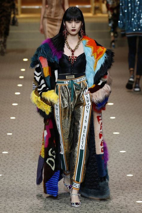 Cara Delevingne walking the Burberry Spring 2018 runway. | Rainbow Coats Trend 2018 | POPSUGAR Fashion Photo 6 Runway Fashion Colorful, Funky Runway Fashion, Maximalist Outfits Men, Maxamilist Fashion, Maximal Fashion, Avant Garde Street Style, Maximalist Fashion Style, Coat Runway, Maximal Style