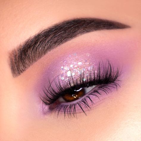 Light Purple Makeup Looks Simple, Maquillaje Color Lila Natural, Make Up Lilla, Quince Lilac, Light Purple Makeup, Spongebob Makeup, Lilac Eye Makeup, Era Makeup, Maquillage Goth