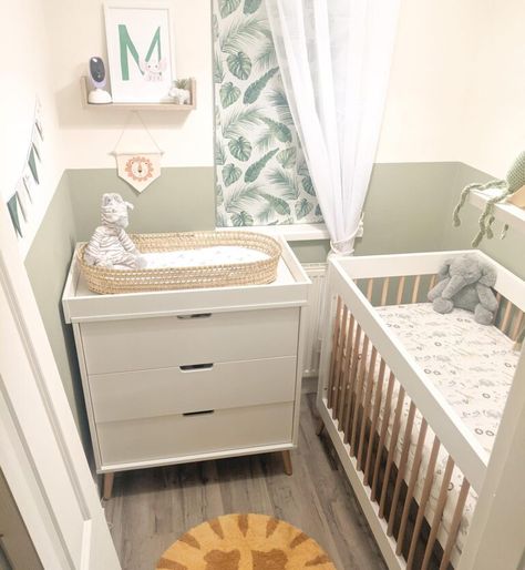 15+ Creative Gender Neutral Nursery Ideas For Small Room (Tips & Inspirations) Small Baby Nursery Ideas, Nursery Ideas For Small Rooms, Small Baby Nursery, Small Room Girl, Baby Nook, Small Space Baby, Small Room Nursery, Closet Nursery, Wallpaper Kids Room