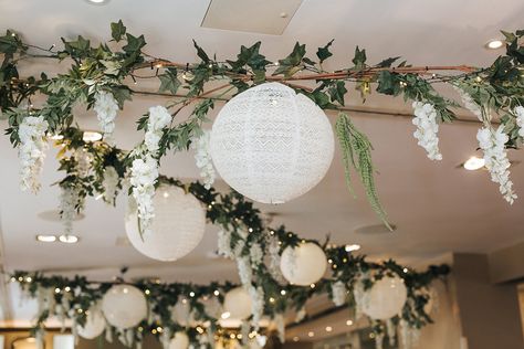 Hanging Lanterns Wedding Reception, Paper Lantern With Flowers, Hanging Garland Wedding Decor, White Lantern Decor, Elegant Signage, Hanging Lanterns Wedding, Paper Lantern Wedding, Paper Wedding Decorations, Green White Wedding